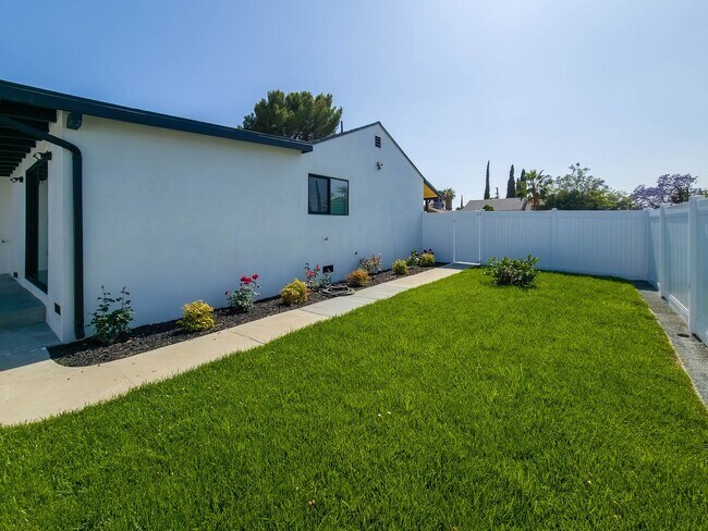 Building Photo - High-End Living Starts Here – Custom Finis...