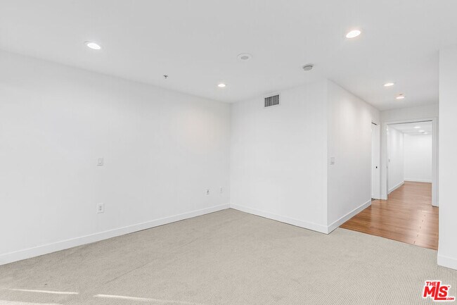 Building Photo - 901 Flower St