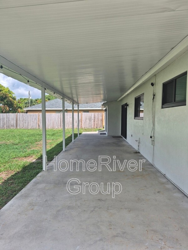 Building Photo - 143 SW Tulip Blvd