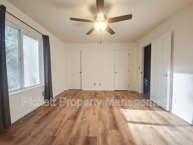 Building Photo - 18845 NE Meadow Run Dr