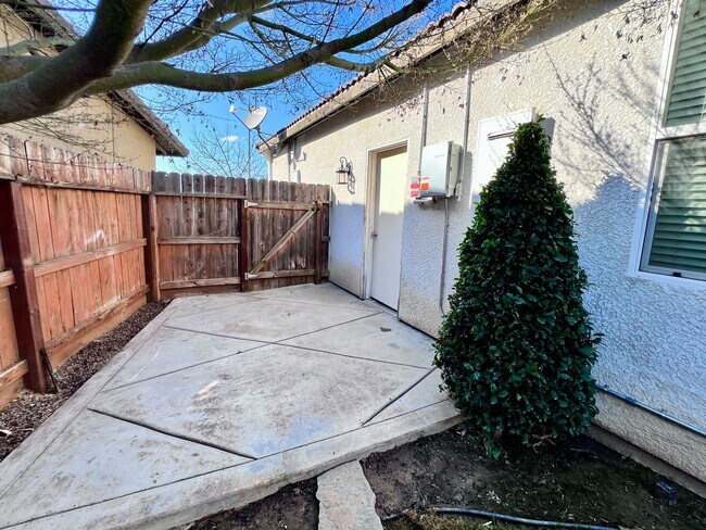Building Photo - $2,695 Church & Clovis Ave., 4 Bedroom House - Edna Ave. Fresno / Energy Efficient