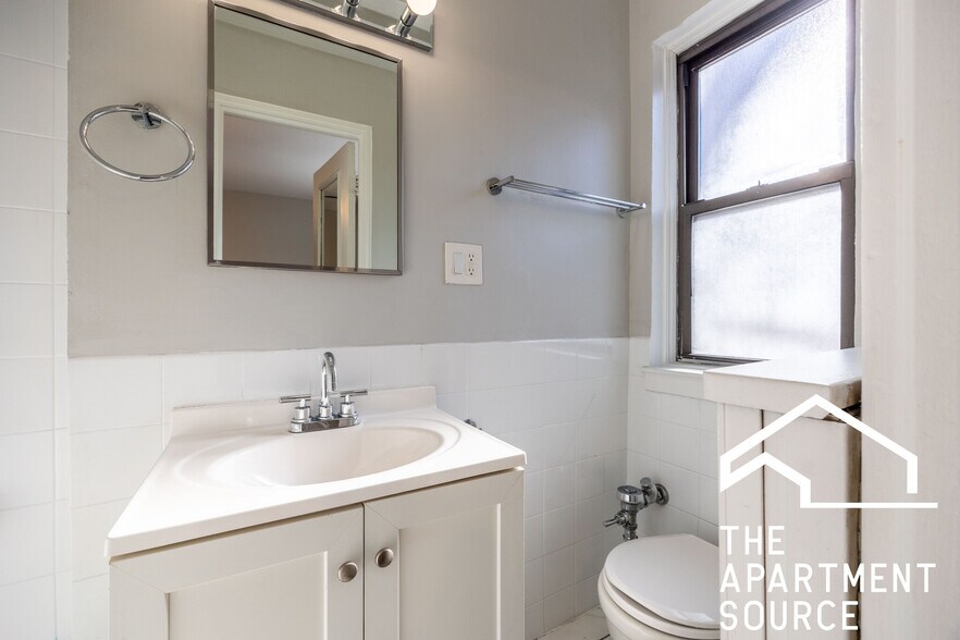 Building Photo - 1125 N La Salle Dr