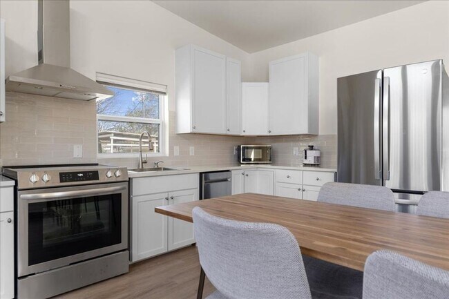 Building Photo - 1411 Fairfield Dr