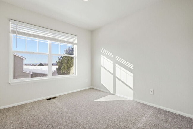 Building Photo - Updated Townhome with Pikes Peak Views | Free January Rent + $500 Off February
