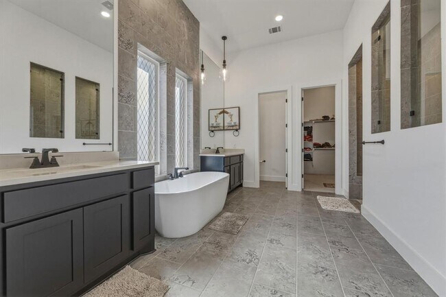 Building Photo - 2941 Delaware St