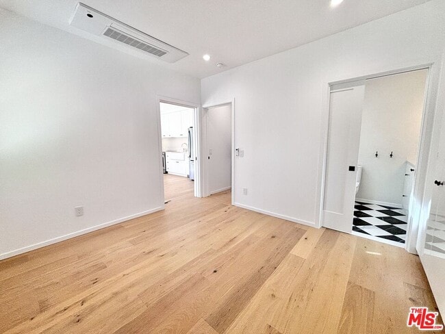 Building Photo - 1979 N Kenmore Ave