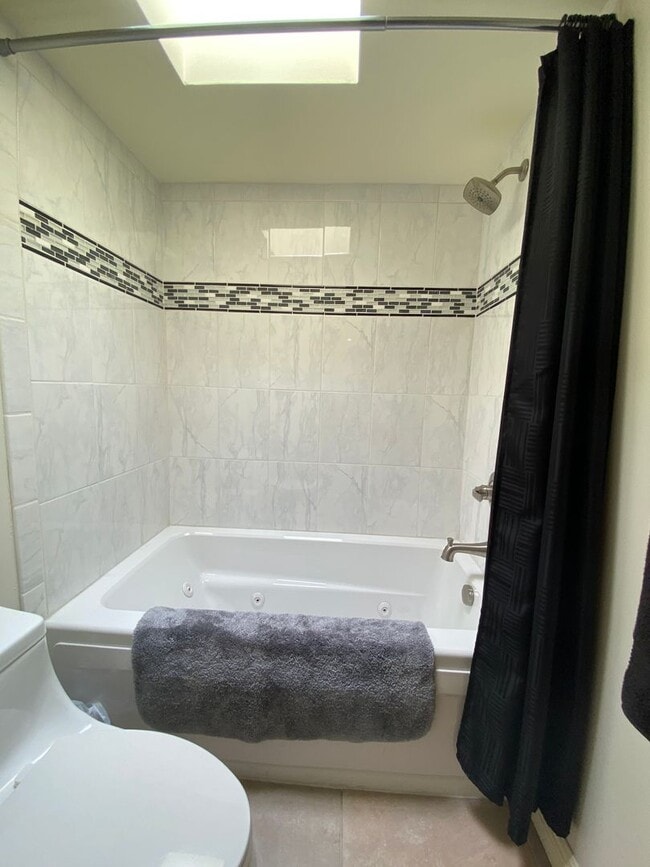 Building Photo - AVAILABLE NOW! LOVELY 1 Bed 2 Bath Condo i...