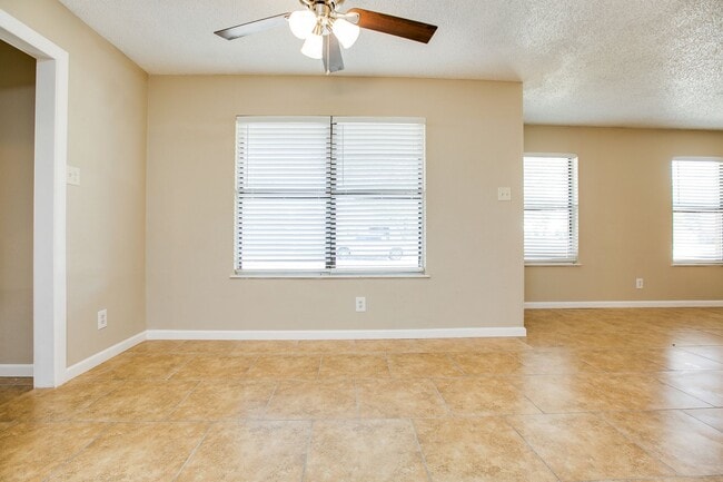 Building Photo - 4 Bedroom Home in Paulann!