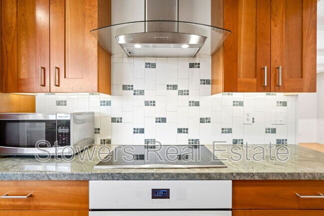 Building Photo - 1099 Larch Ave