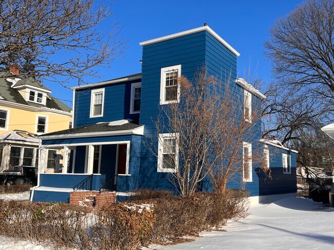 2 bedroom 1 bath apartment - 525 Smith St
