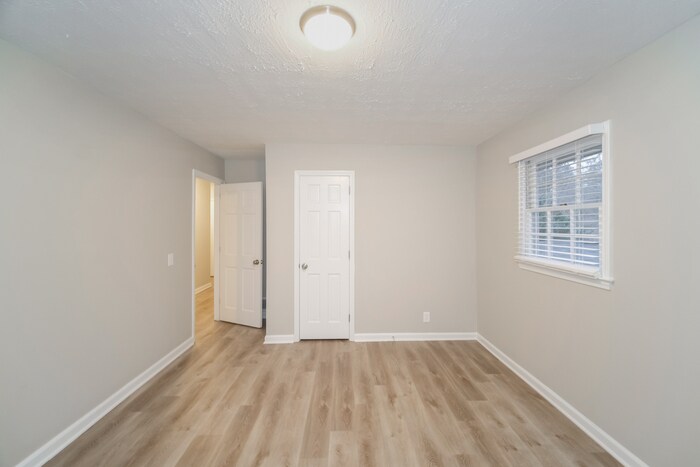 Building Photo - 2531 Country Club Dr SE