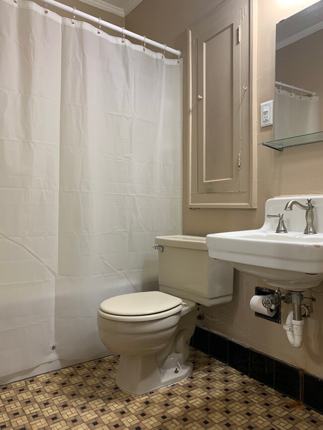 Building Photo - 1688 E Broad St