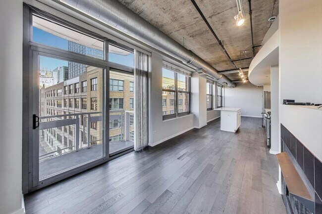 Building Photo - 933 W Van Buren St