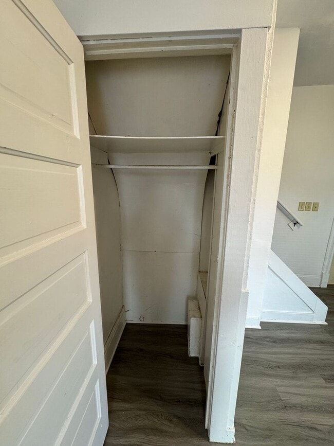 Building Photo - 2 Bedroom 1 Bathroom Duplex in Beloit, WI