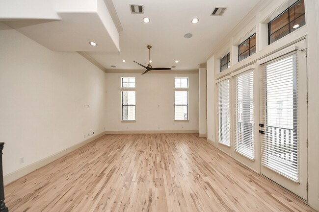 Building Photo - 3229 Maxroy St