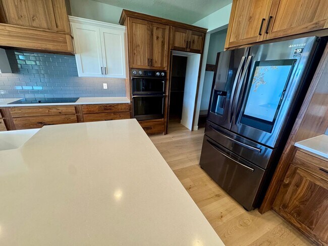 Building Photo - Beautiful Modern 5 Bedroom Furnished Home!!