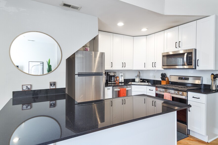 Building Photo - 3047 N Clybourn Ave