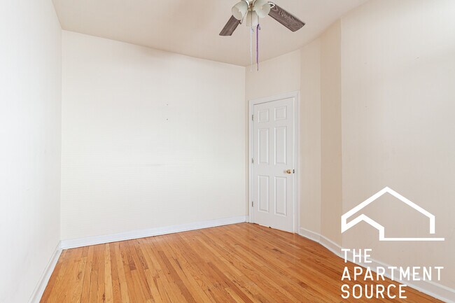 Building Photo - 815 W Waveland Ave