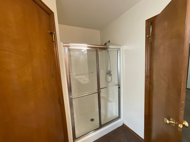 Building Photo - 4 bed, 2 bath, brick, gas stove, dishwashe...