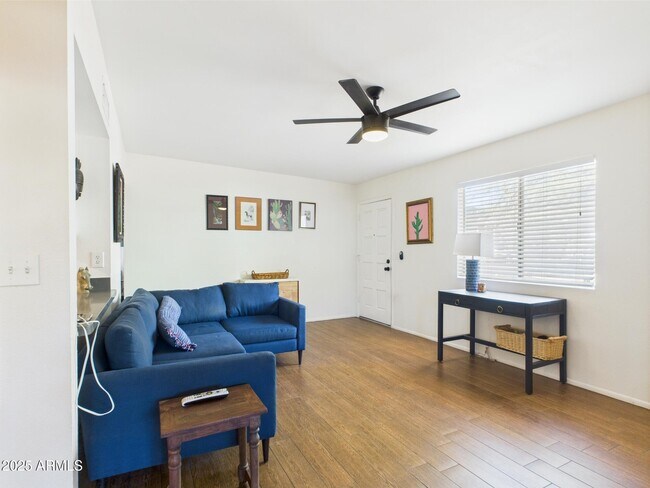 Building Photo - 733 E Cochise Dr