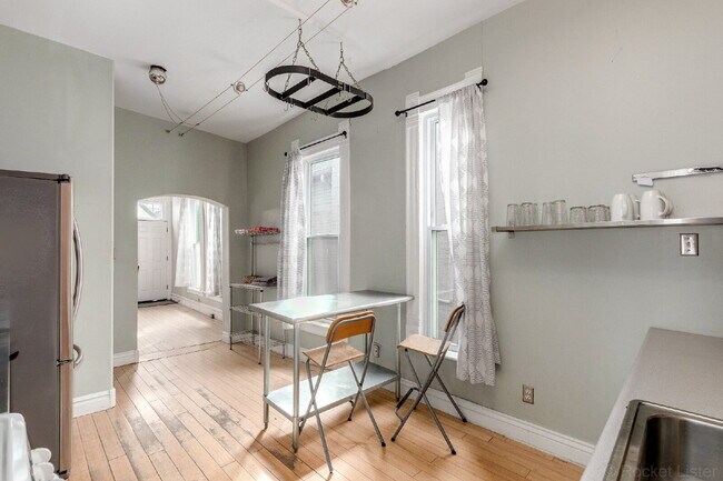 Building Photo - Lovely Victorian duplex for rent 2 bed / 1 bath