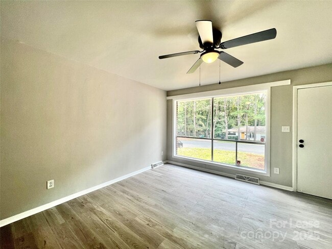 Building Photo - 3201 Erskine Dr