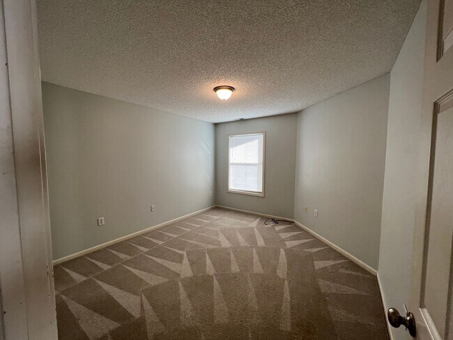 Building Photo - Coming Soon! Breezewood Condo, 2 Brd/2bath Screen Porch! LVP wood flooring, Center of Wilmington!