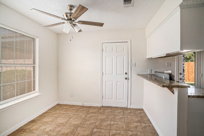 Building Photo - This charming 3-bedroom, 2-bathroom single...