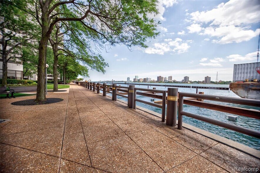 Building Photo - 300 Riverfront Dr