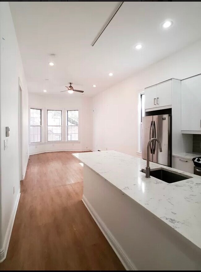 Building Photo - 2459 Cambreleng Ave