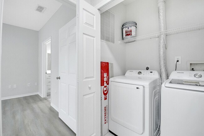 Building Photo - Fully Remodeled 2/2 with Loft in MetroWest...