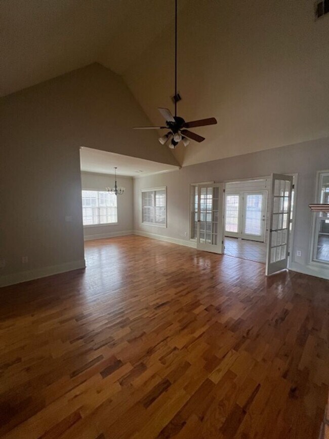 Building Photo - Southern Comfort & Style: Discover This Be...