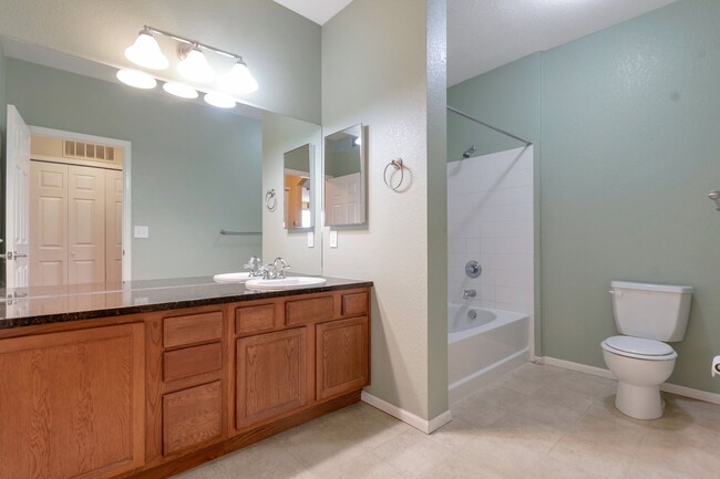 Building Photo - Move-in Ready 2 Bedroom, 2 Bath condo in P...