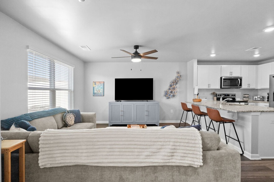 Building Photo - 2031 Lake View Cir