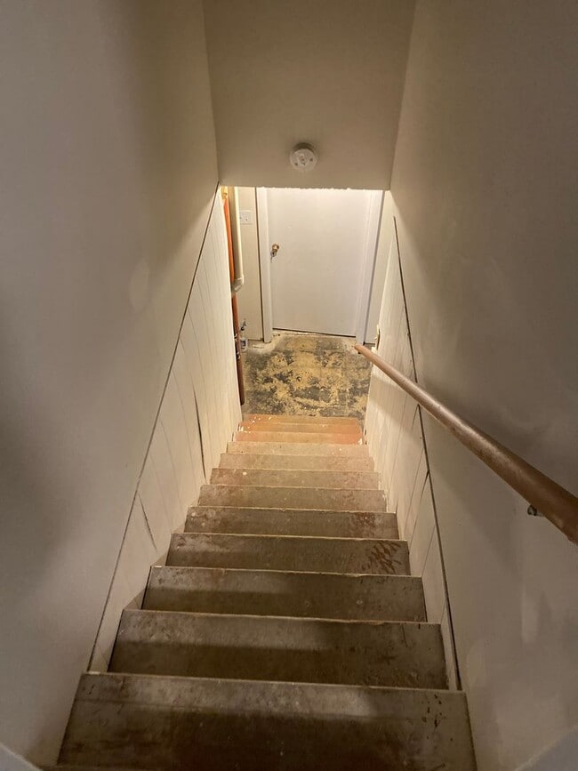 Building Photo - 3 bedroom single family home with huge bon...