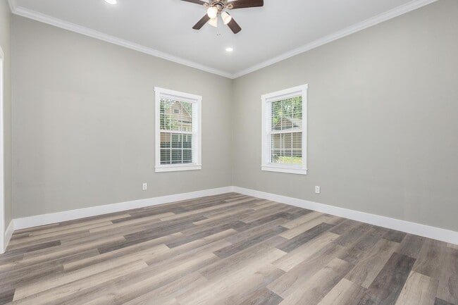 Building Photo - 121 W Kerr Ave