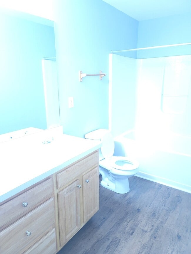 Building Photo - Two Bedroom Oakwood Townhome