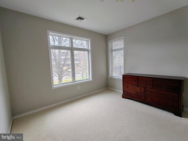 Building Photo - 206 Carson Terrace