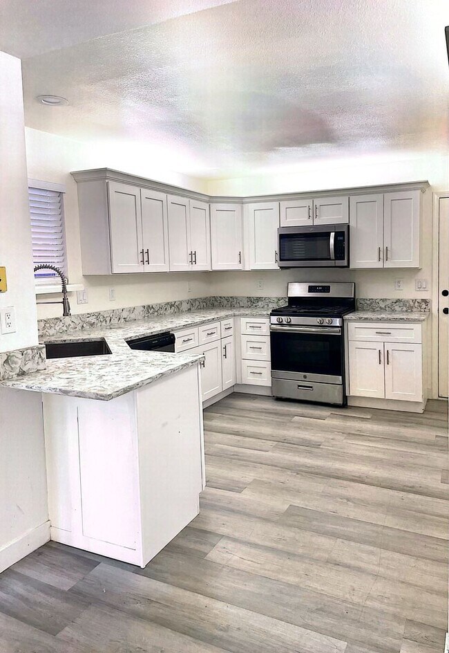 Building Photo - 2419 N Clark St