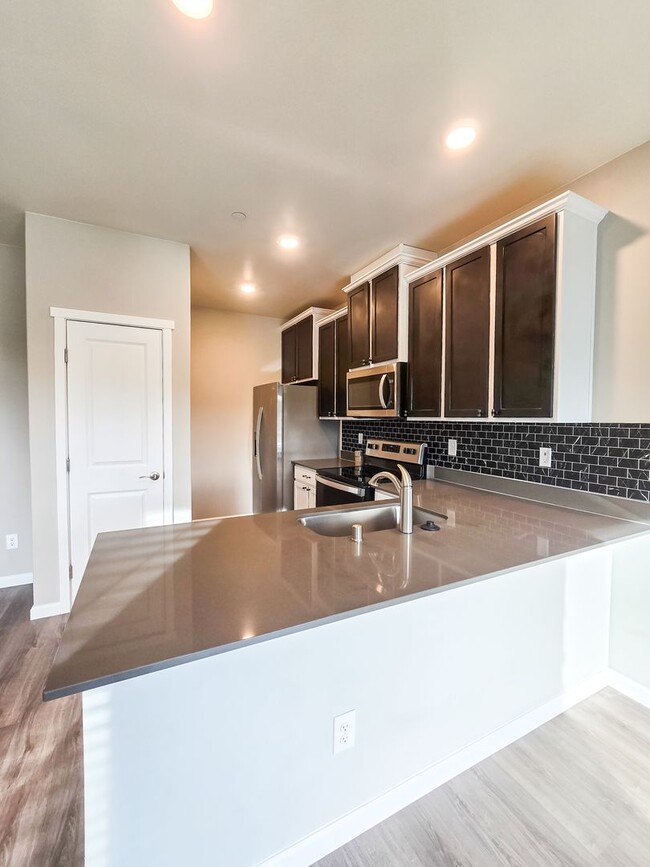 Building Photo - Newly Built Townhome 3bd 2.5ba