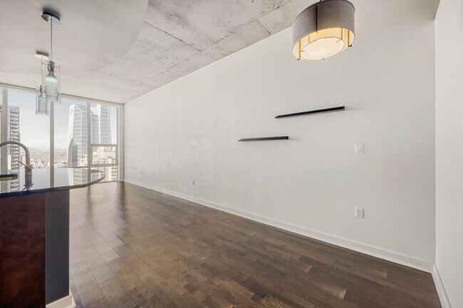 Building Photo - 38th Floor Spire Stunner!