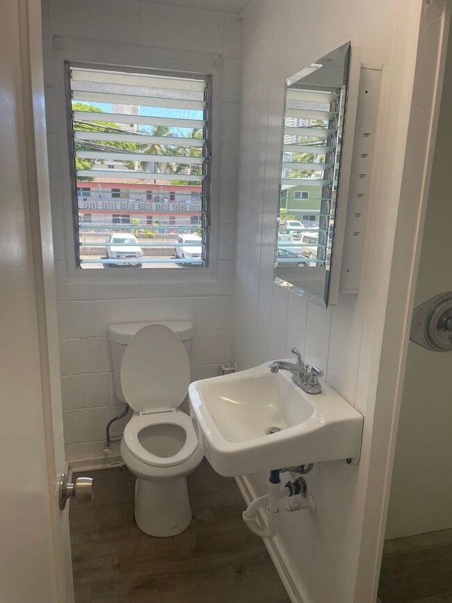 Building Photo - Moiliili/University - Hausten St - 2 Bdrm/1 Bath/No Prkg - $1600