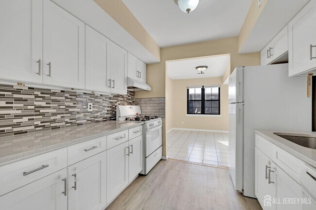 Building Photo - 275 Alpine Way