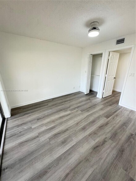 Building Photo - 2820 Riverside Dr