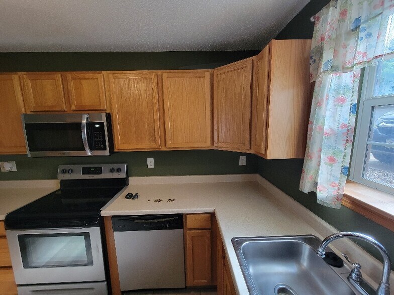 Building Photo - 10 Cherry Ct