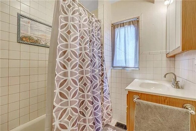 Building Photo - Large 3 Bed, 1 Bath - Central Air, Washer/Dryer