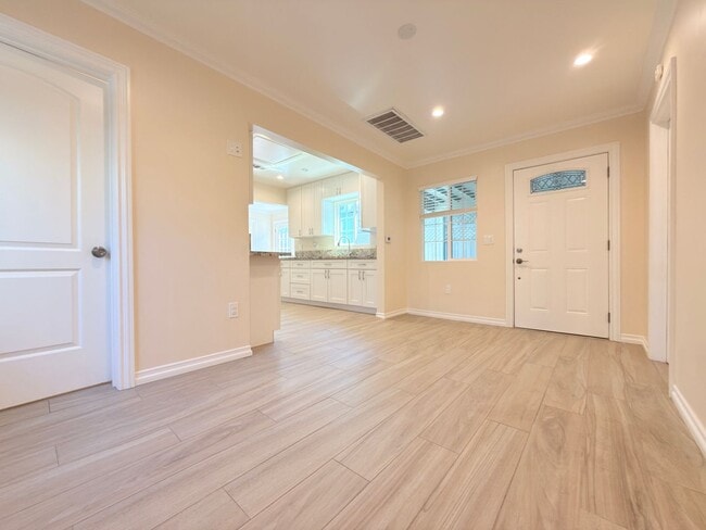 Building Photo - Modern 2BD/2BA ADU in Prime Toluca Terrace Location