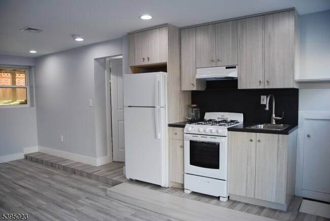 Building Photo - 229 Monroe St