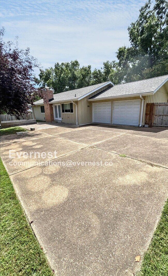 Building Photo - 1515 Mautenne Dr