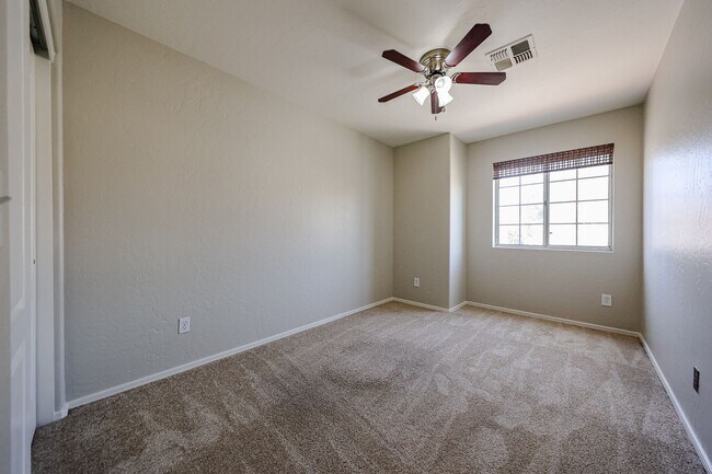 Building Photo - Stunning 3 bedroom, 2.5 bathroom Gold Cour...